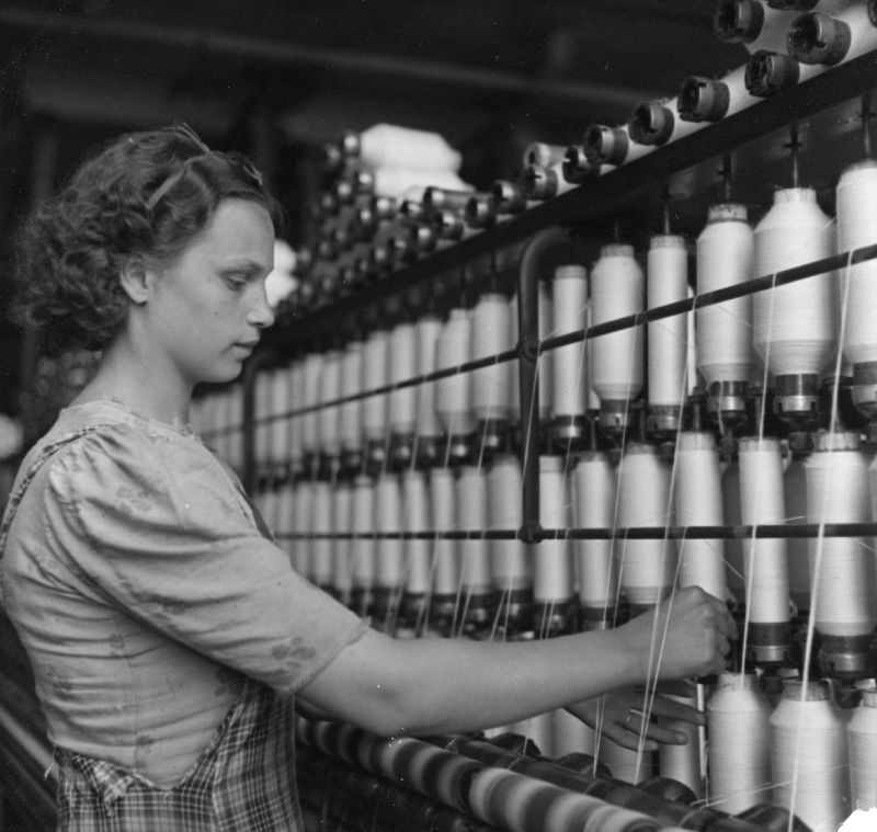 Nuori nainen työskentelemässä Finlaysonin puolaamossa